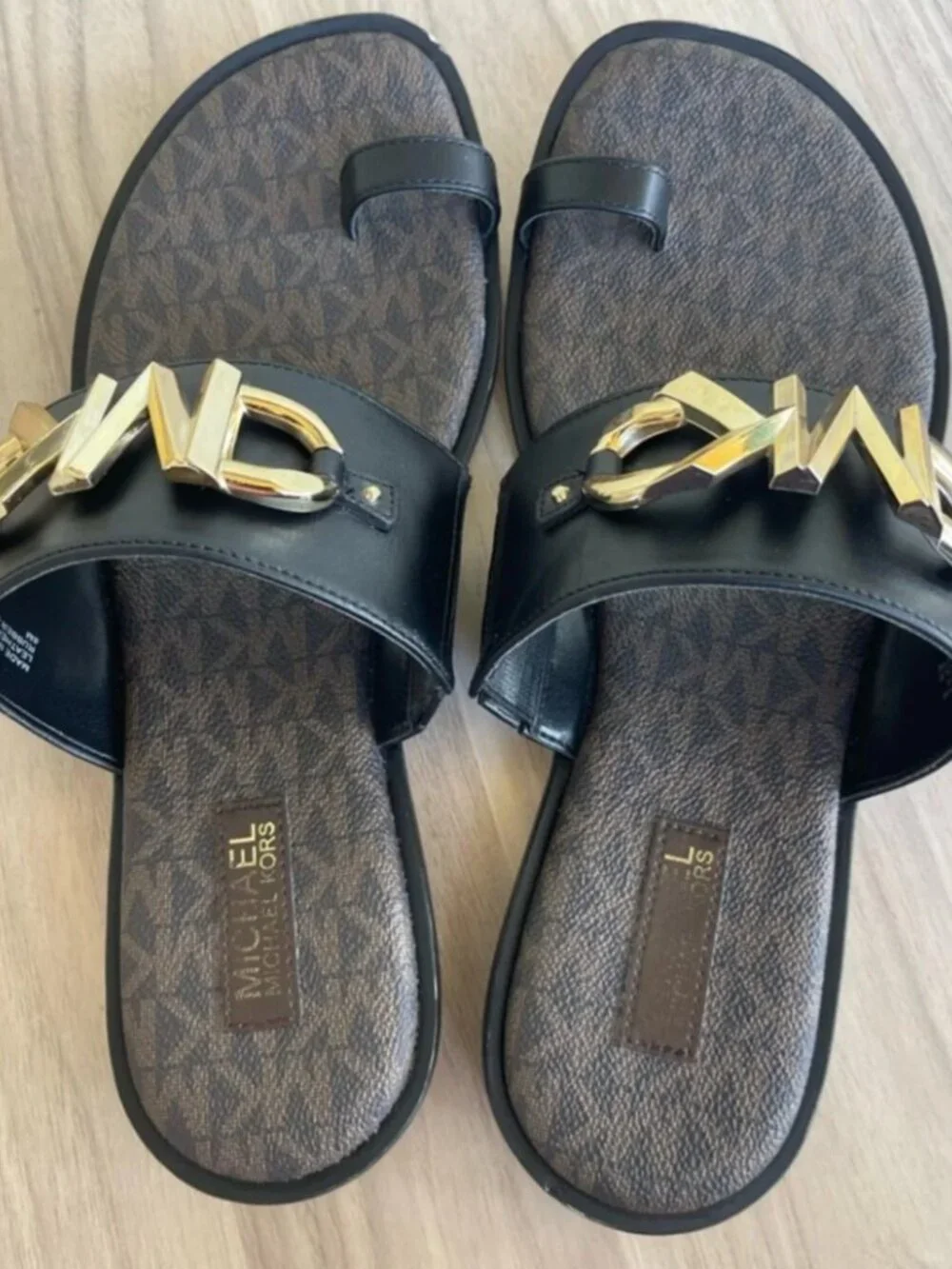 Michael Kors Sandals with toe loop black looks like brand new 8